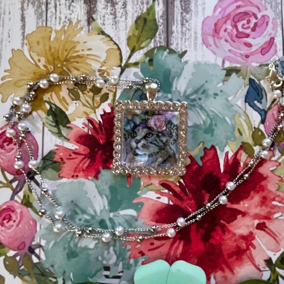 NWT Violet Cottage Pendant Necklace Cat With Floral Crown Silver Tone Faux Pearl - Picture 6 of 7